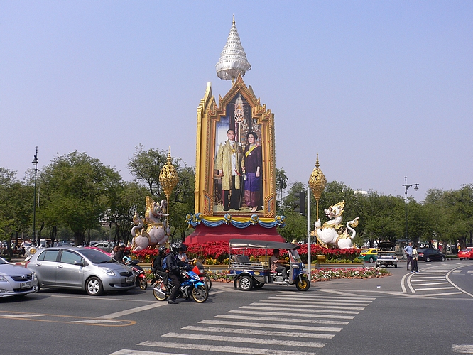 König Bumiphol Statue nähe Königspalast in Bangkok, Thailand © by Volkmar Neumann, Hagen Westf